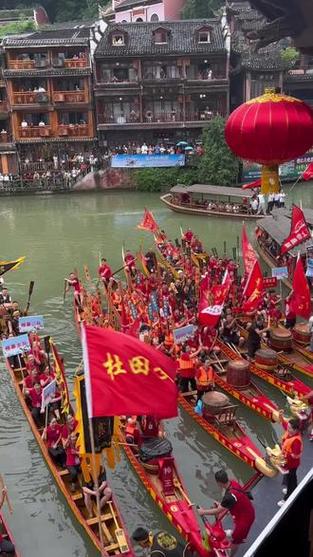 2025新澳门黄大仙和凤凰古城百人抢鸭子与凤凰古城百人抢鸭子是真的吗